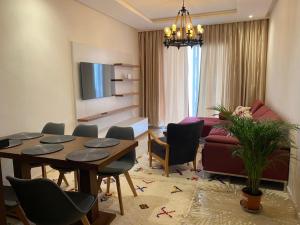 阿加迪尔Hivernage, Superbe appartement dans une résidence的客厅配有桌子和沙发