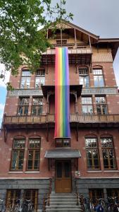 阿姆斯特丹Stayokay Hostel Amsterdam Vondelpark的一座建筑的前面有彩虹旗
