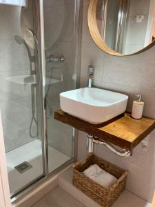 塔里法Hotel Boutique Room Tarifa的浴室配有盥洗盆和带镜子的淋浴
