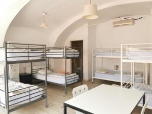卢布尔雅那莫斯特旅馆的客房设有四张双层床和一张桌子。