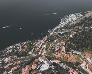 阿杰罗拉Hotel le Rocce - Agerola, Amalfi Coast的山上小镇的空中景色