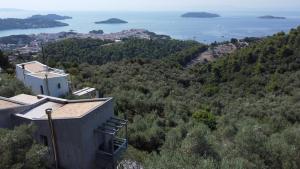 斯基亚索斯镇Bouboulina's house with amazing sea view的享有山丘和水景。