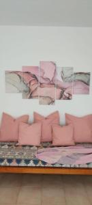 卡拉菲格拉Apartamentos Can Salas的客房内的一张带粉红色枕头的沙发