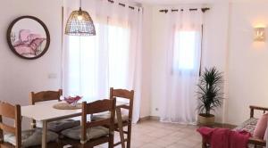 卡拉菲格拉Apartamentos Can Salas的一间带桌椅和镜子的用餐室