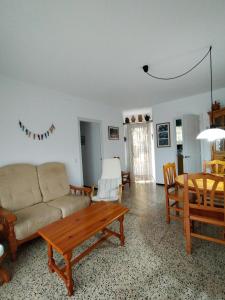 塔马留La Caseta的客厅配有沙发和桌子