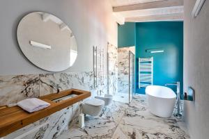 CastroVulcano Palace的一间带大镜子和盥洗盆的浴室