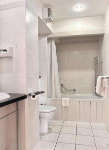 都柏林贝雷斯福德酒店的浴室配有卫生间、浴缸和水槽。