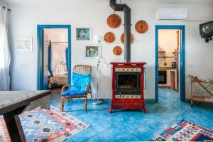 圣吉米纳诺La Ripa - Appartamento Il Fienile的带壁炉的客厅和蓝色瓷砖地板。