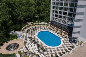 伊斯坦布尔伊斯坦布尔洲际酒店的大楼前游泳池的顶部景色