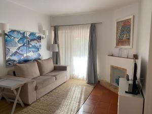 金塔湖Quinta do lago & golf的带沙发和窗户的客厅