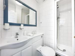 伦敦LUXURIOUS Terrace 2 Bedrooms in Relaxing Covent Garden Apartment的一间带水槽、卫生间和镜子的浴室