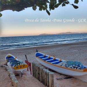 塞尔苏拉穆斯州长镇CASA DA ANA E ZÉ的两艘船坐在海边的海滩上