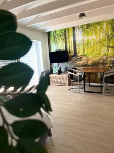 NeckarwestheimLoft Wohnung Appartement auf 2 Etagen, Nähe Neckar的客厅的墙上挂着一幅大画