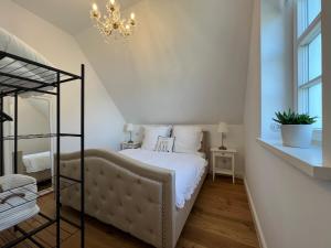 奥斯赛拜-屈隆斯博恩stilvolle Ferienwohnung Sweet Magnolia的一间卧室配有一张床和一个吊灯