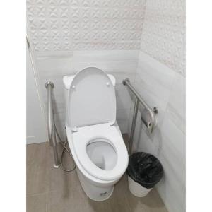 七岩Cha-am Beach Vacation Home的浴室设有白色的卫生间和垃圾桶