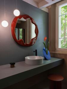 马里纳-迪-皮特拉桑塔LABottega - Camere的浴室设有水槽和镜子,位于柜台上