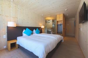 贝韦贝沃酒店的卧室配有带蓝色枕头的大型白色床