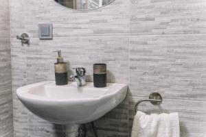 塞萨洛尼基Dream Apartment "self check in"的浴室设有白色水槽和镜子