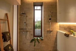 Santo EspíritoVilla - Cantinho do Paraíso的带淋浴的浴室和窗户