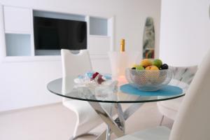 佩斯基奇Infinity Suite的玻璃桌,上面放一碗水果