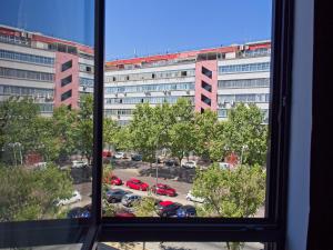 马德里DWO Colours Alcalá的从停车场的窗户上可欣赏到风景