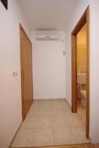 萨利Apartments and rooms by the sea Zaglav, Dugi otok - 8144的走廊上设有卫生间和门的浴室