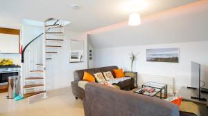 贝尔马利特Stripe Bay的带沙发和螺旋楼梯的客厅