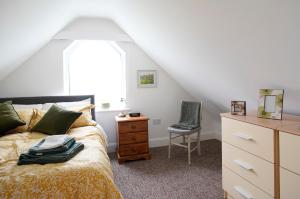贝尔马利特Stripe Bay的卧室配有床、椅子和窗户。