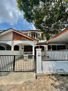 大山脚Cozy 10 Entire House 4 Bedroom At Alma Bukit Mertajam的房屋前的黑色围栏