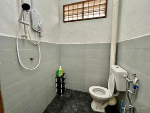 大山脚Cozy 10 Entire House 4 Bedroom At Alma Bukit Mertajam的一间带卫生间和淋浴的浴室