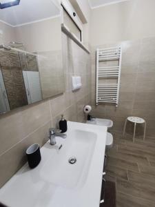 皮内托Il Piacere的浴室配有白色水槽和卫生间。