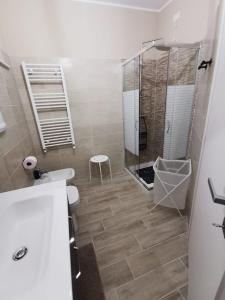 皮内托Il Piacere的带淋浴、卫生间和盥洗盆的浴室