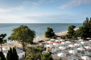 金沙Astoria Hotel All Inclusive & Private Beach的享有海滩美景,配有遮阳伞和海洋美景。