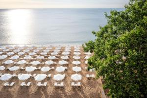 金沙Astoria Hotel All Inclusive & Private Beach的海滩上方的椅子和遮阳伞