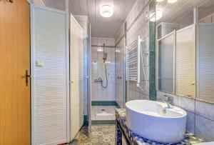 特拉森海德Bungalow Konrad的浴室配有白色水槽和淋浴。