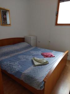 扎布利亚克Apartments Igor的一间卧室配有一张床,上面有两条毛巾