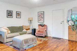 悉尼Bright 1 Bedroom Apartment in Lane Cove的客厅配有沙发和椅子