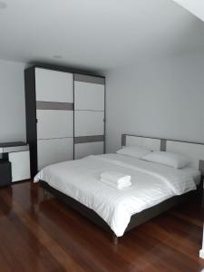 七岩Cha-am Beach Vacation Home的一间卧室配有一张带白色床单的大床