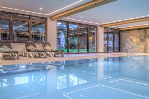 齐勒谷地里德阿姆霍夫拉克酒店的一座室内游泳池