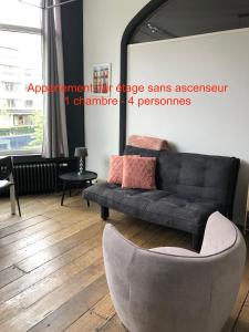 列日La Bourgeoise的客厅配有沙发和椅子