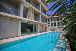 奥南海滩Apartment in Aonang - great location with pool的大楼前的游泳池