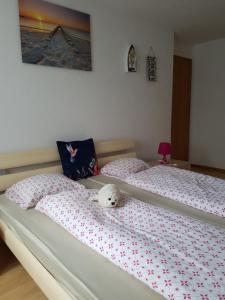 LinthalAlpen Apartment -Für Bergfreunde - Unsere kleine Farm ,Ganz einfach -ganz unkompliziert -ganz relaxd的卧室里设有一张床,上面有一只动物