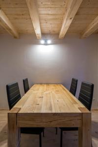 贝内茨科Apartmány Family aréna的一间会议室,配有木桌和椅子