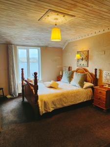 克利夫登水滨休憩食宿酒店的一间卧室设有一张大床和一个窗户。
