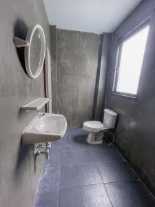 大城Taweehome hotel的一间带卫生间、水槽和镜子的浴室
