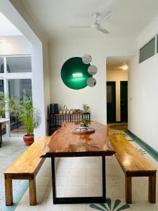 斋浦尔AnandMai - Sustainable Living Spaces的客厅配有木桌和长凳
