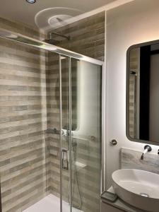 雅典G&W Luxury Rooms的带淋浴和盥洗盆的浴室