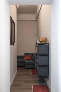 米兰Household Settembrini的客厅配有沙发和桌子