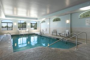 威廉斯敦莫若贝斯特韦斯特酒店及套房的一座带桌椅的大型游泳池