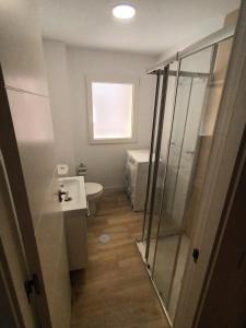 马拉加NEW MARITIMO的浴室配有卫生间、盥洗盆和淋浴。
